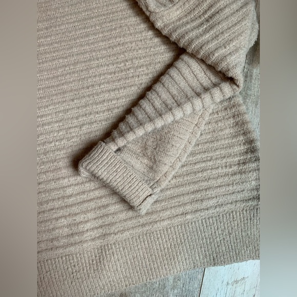 Melloday mock neck ribbed fuzzy sweater. Creamy light pink size M - Picture 3 of 9